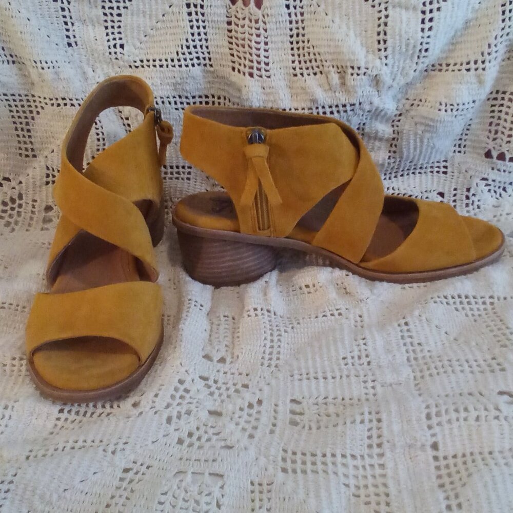 SOFFT CAMILLE 10M SUEDE GOLDEN MIMOSA SANDAL CROSS STRAP 2" STACKED WOOD HEEL